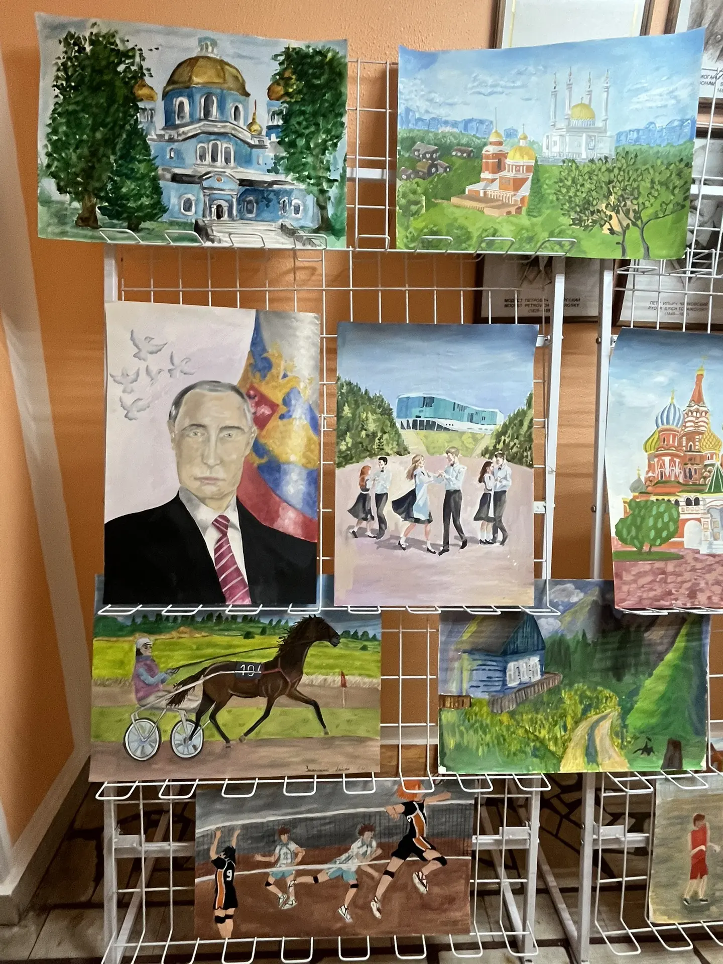 🇷🇺В преддверии праздника Дня России в Детской школе искусств оформлена выставка детских рисунков о