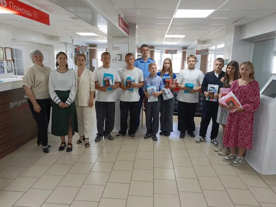 Вручение первых паспортов в МФЦ!

🎉 В преддверии Дня России в МФЦ Кочковского района состоялось тор