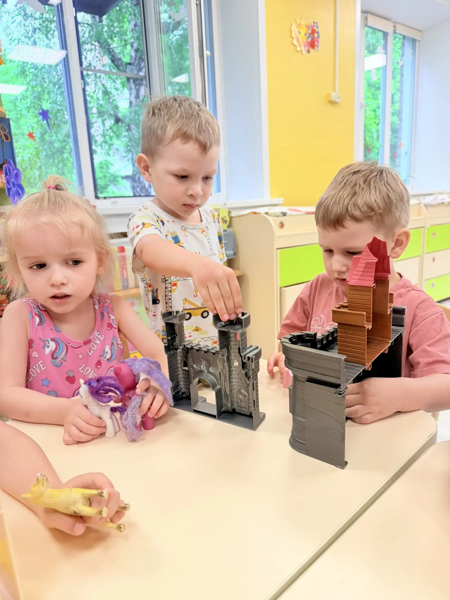 🌦️Даже когда на улице идёт дождь, дети в группе радостно играют с любимыми игрушками.🧸