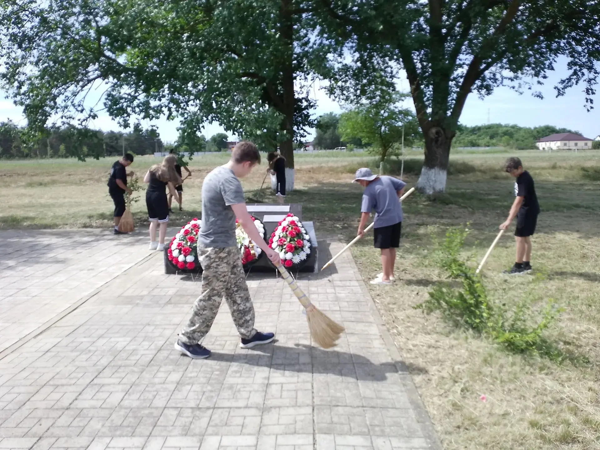 22 июня 🕯️
Ребята из школьного лагеря «Дельфин» подготовили Мемориал Славы к 22 
июня — Дню памяти 