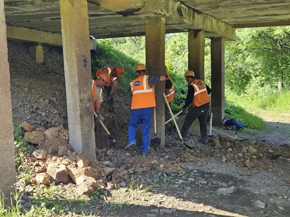 🛠️ Примавтодор приступил к устройству временной дублирующей опоры моста на подъезде к Абражеевке в 