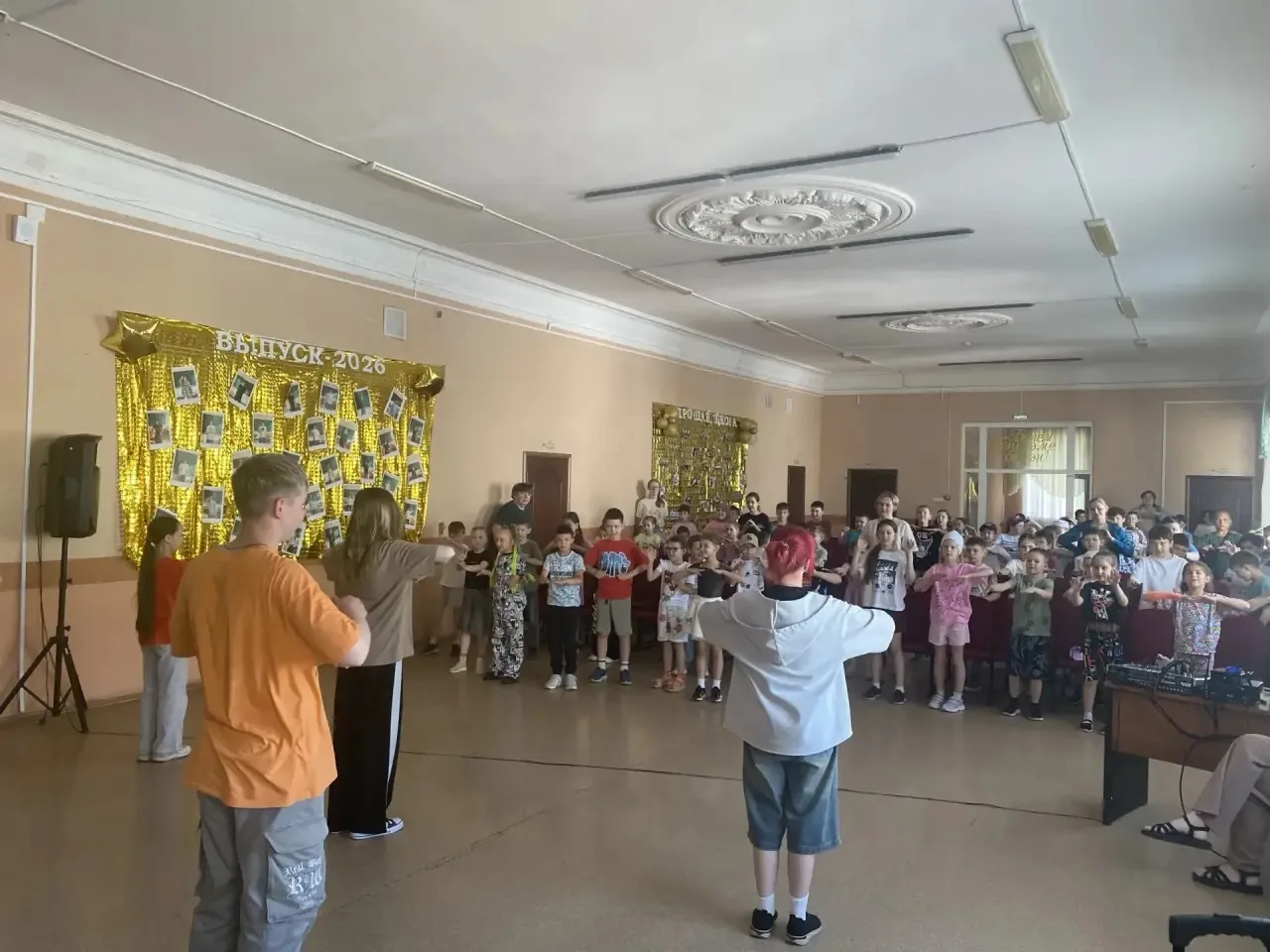 Шестнадцатый день нашей смены начался с капризов природы — небо затянуло тучами, и пошел дождь. Но в