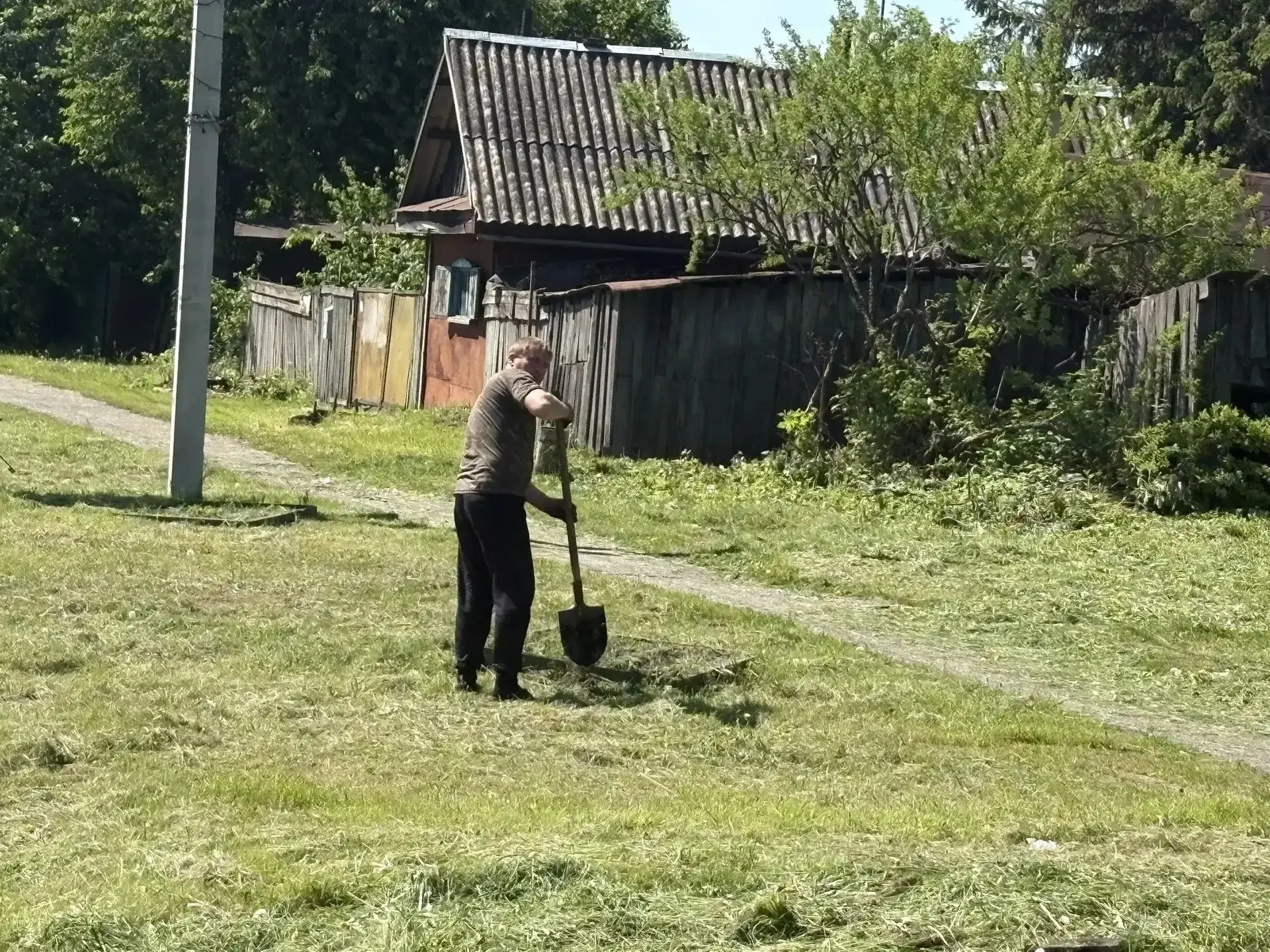 Время чистить перышки!

☘️ На снимках:  кошение травы на улицах Советская,  Украинская иподготовка к