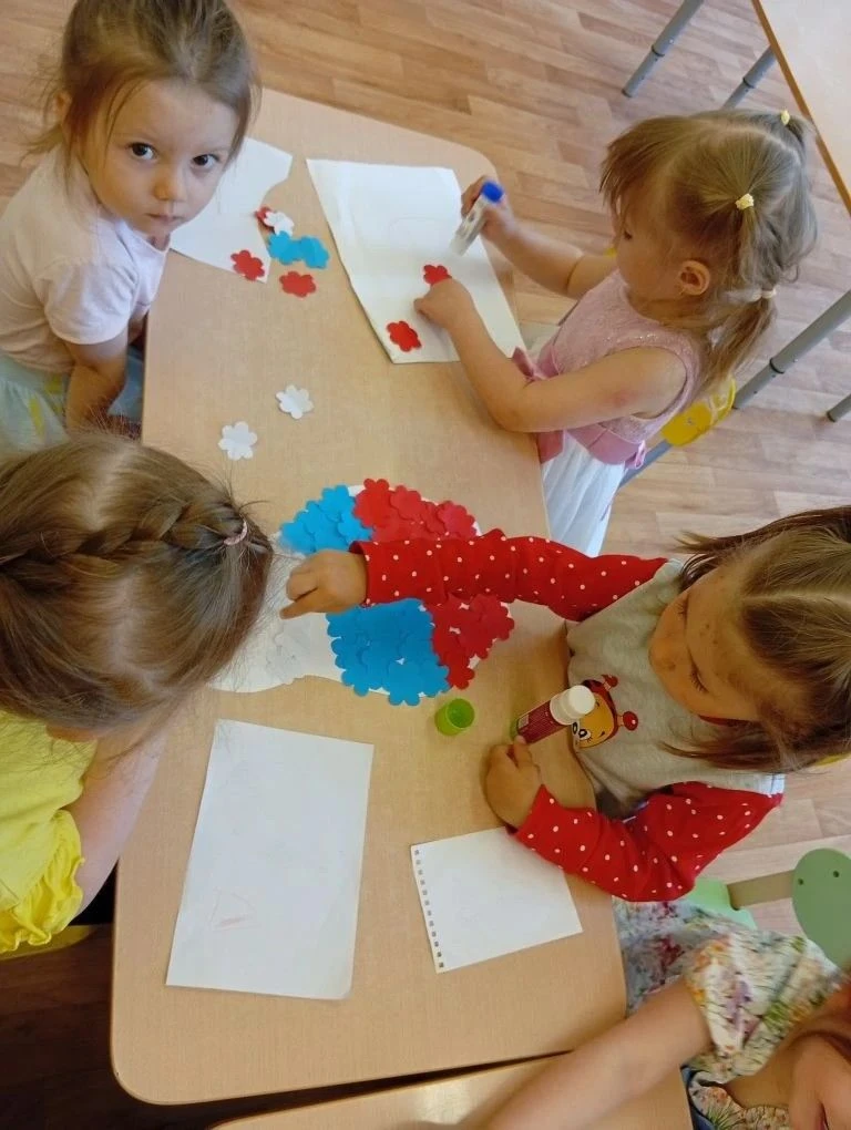 ❤️💙🤍Маленькие сердца, большая любовь к Родине!
В преддверии Дня России в  группе "Волнушка" кипит 