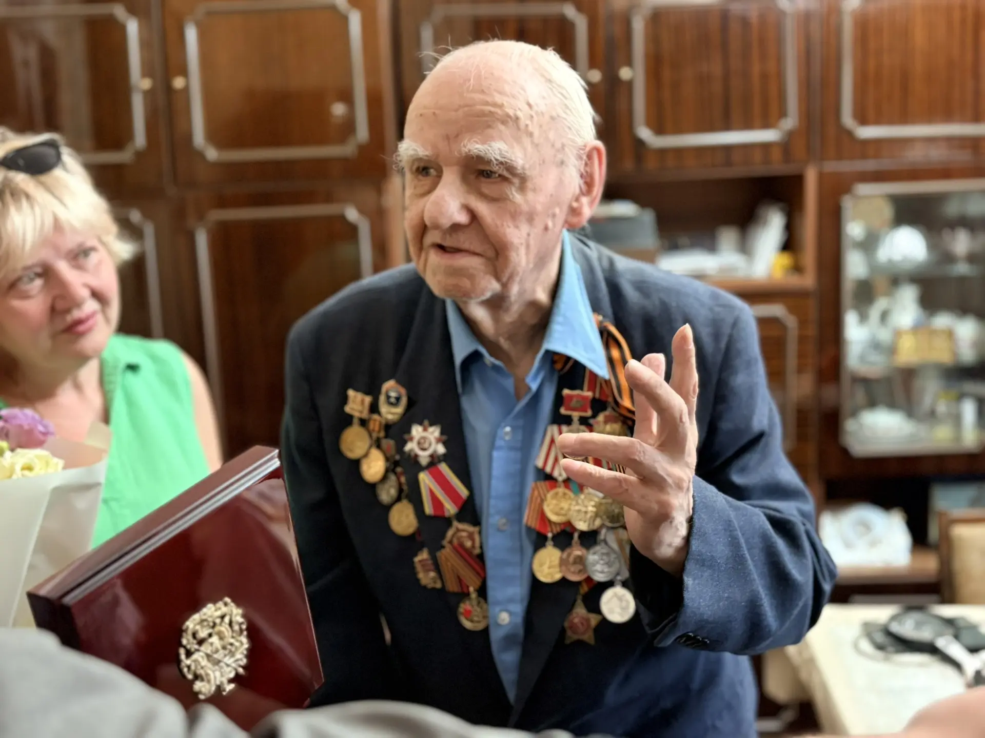 🎖️ Недавно состоялся трогательный визит к Юрию Васильевичу Филиппову — участнику обороны Москвы. Ве