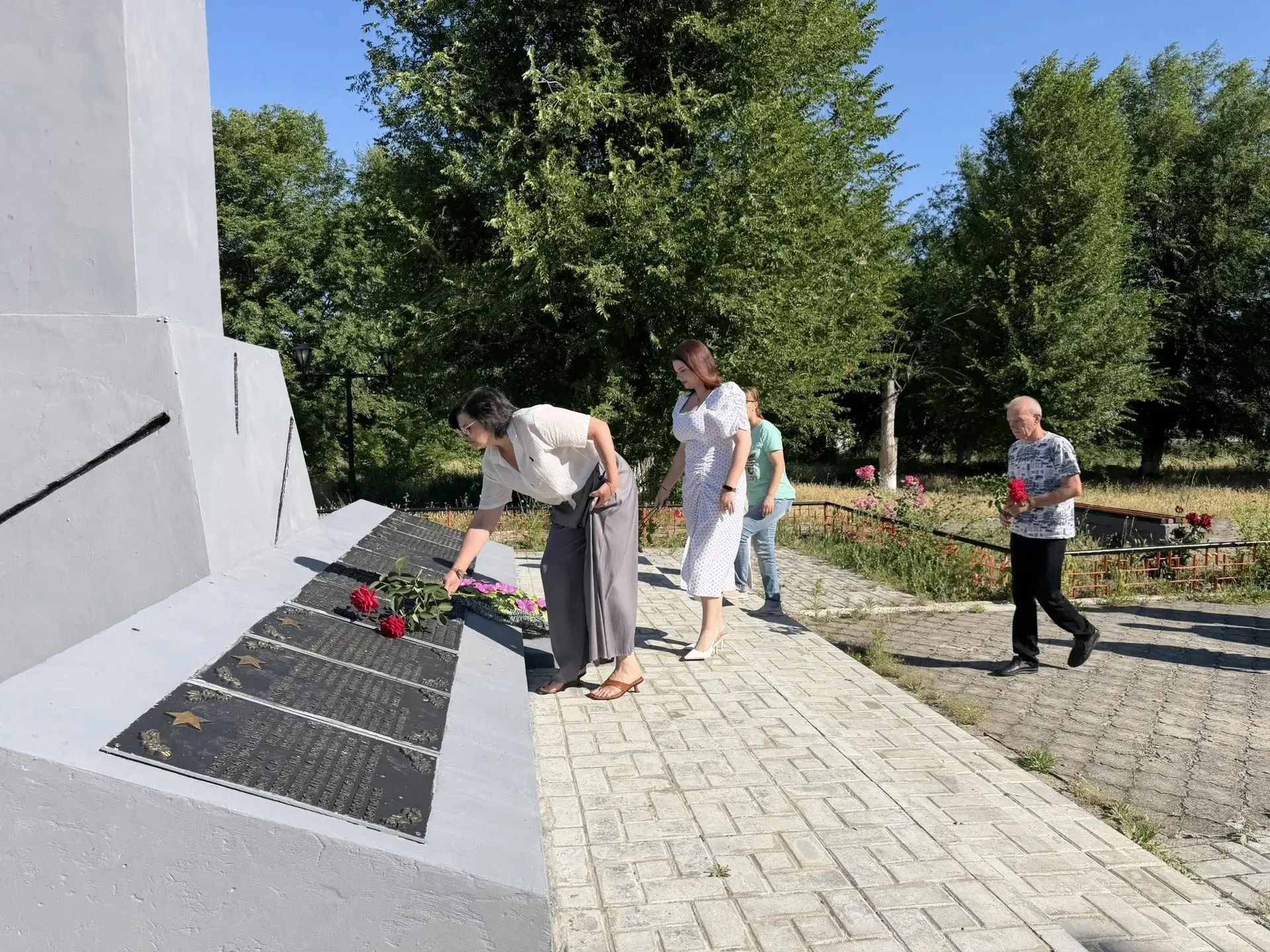 В День памяти и скорби жители населенных пунктов нашего округа с глубоким уважением возложили цветы 