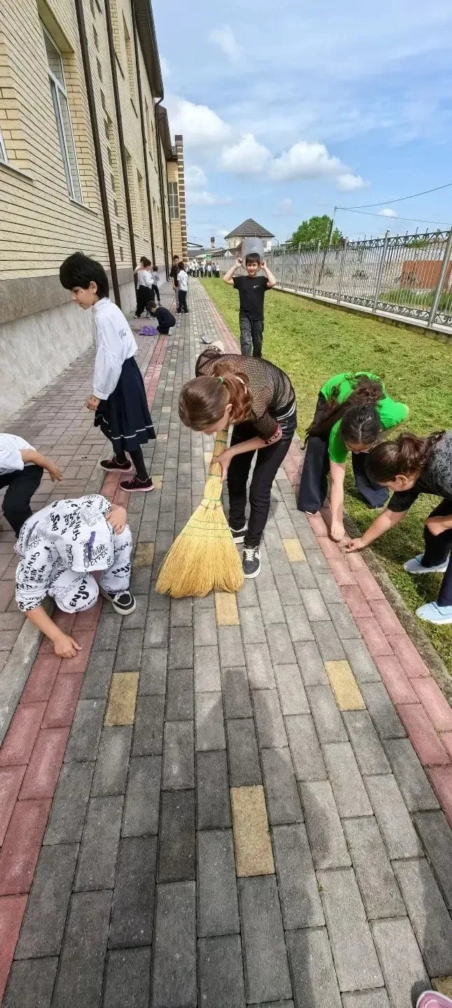 В нашей школе прошёл субботник 🧹🍃

Ученики, учителя и сотрудники школы вместе вышли на уборку терр