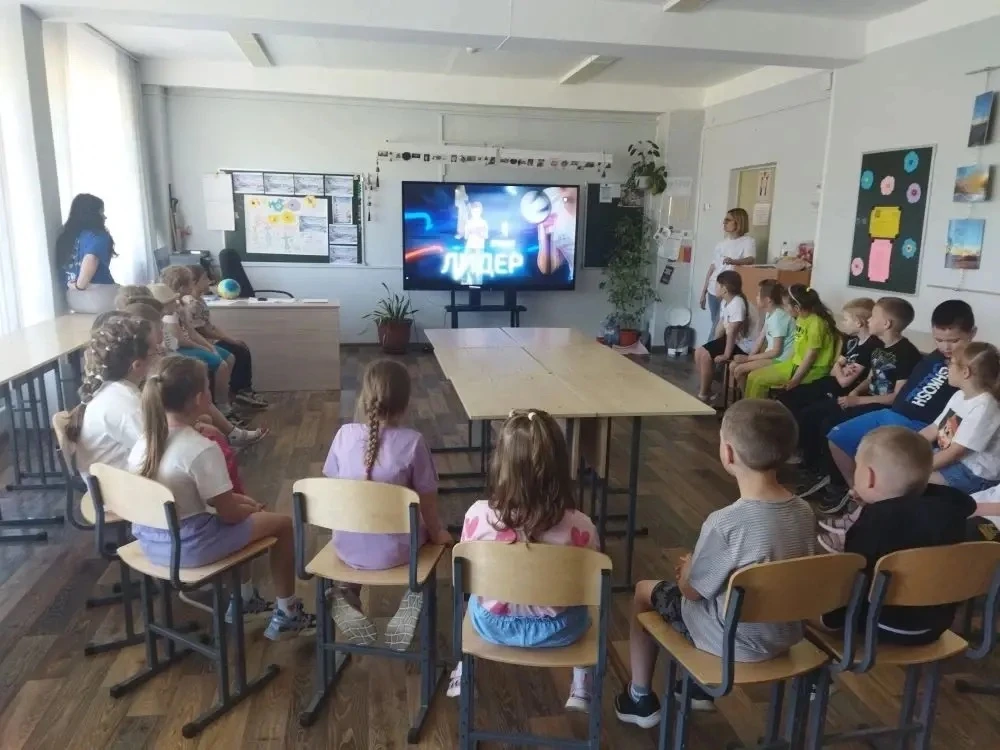 В первые дни в пришкольном лагере "Россиада" состоялось вводное занятие кружка "Орлята России"

🤝 Д
