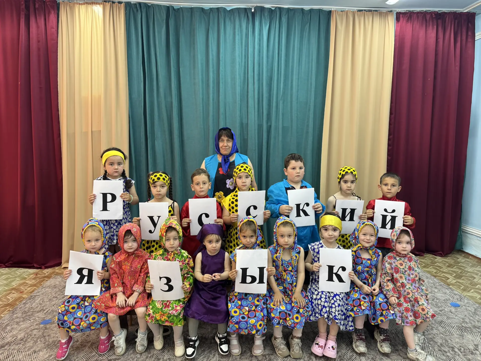 Как же прекрасен родной мой язык,
Волшебный, певучий, играющий.
Словно прозрачный хрустальный родник