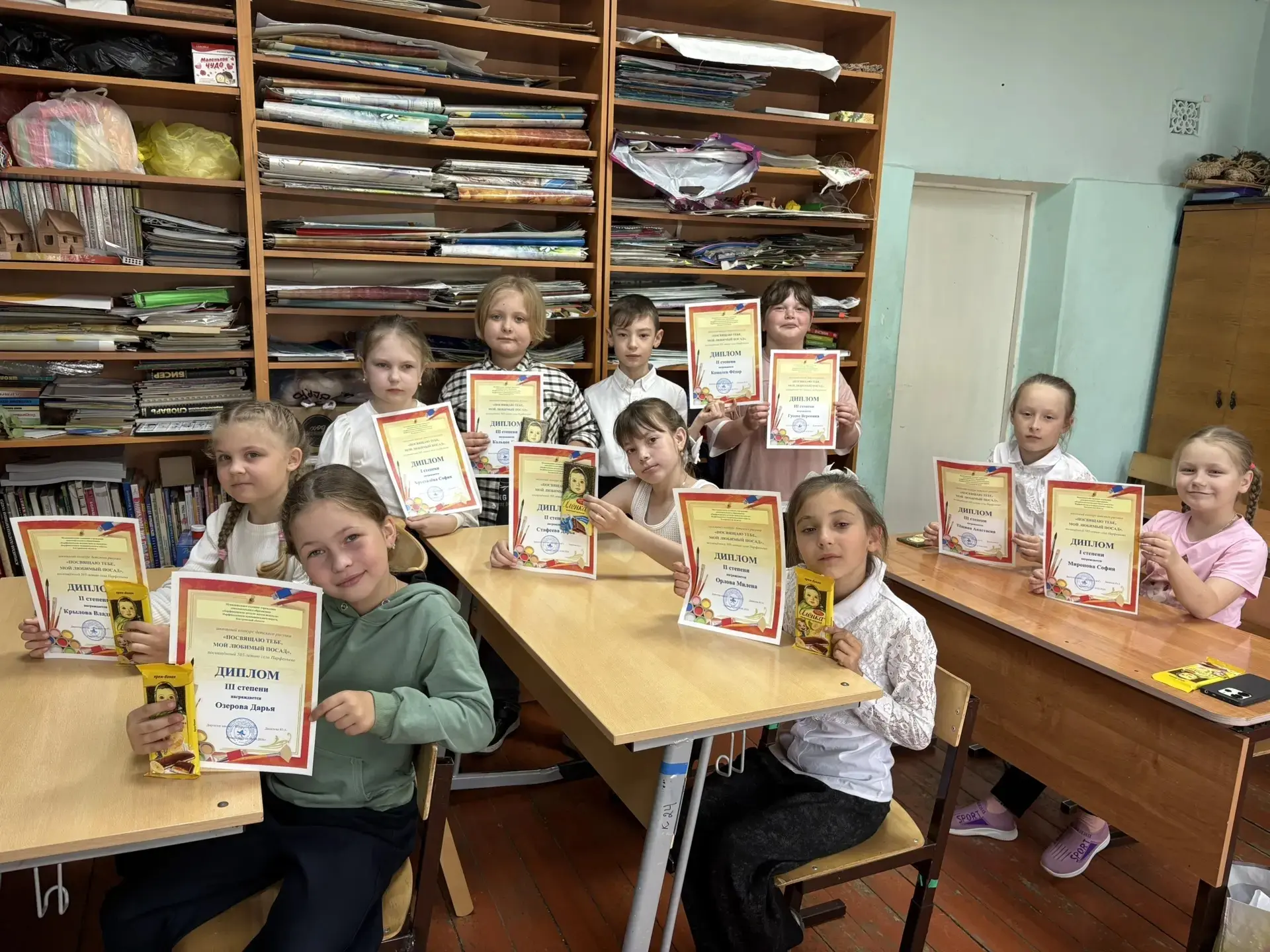 При подведении итогов учебного года, прошло награждение учащихся за школьный конкурс детского рисунк