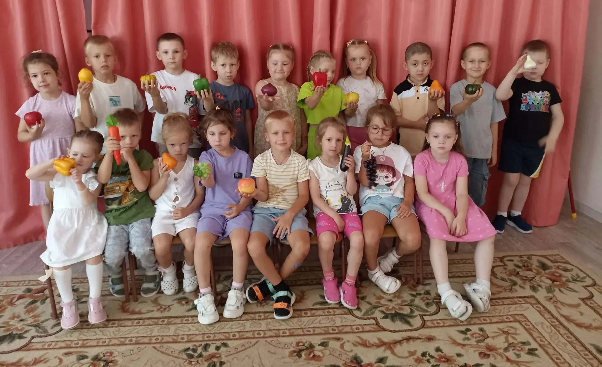 Витаминный день: учимся быть здоровыми и осторожными! 🍎🥦

Сегодня в нашем саду прошел настоящий «Д