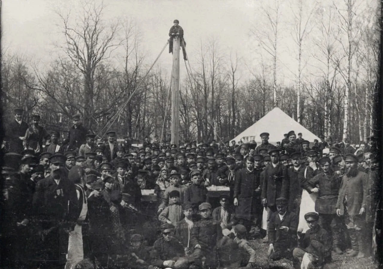 Назад в прошлое 👀

Нашли интересное фото из 1888 года.

Здесь запечатлены народные гуляния в Екатер