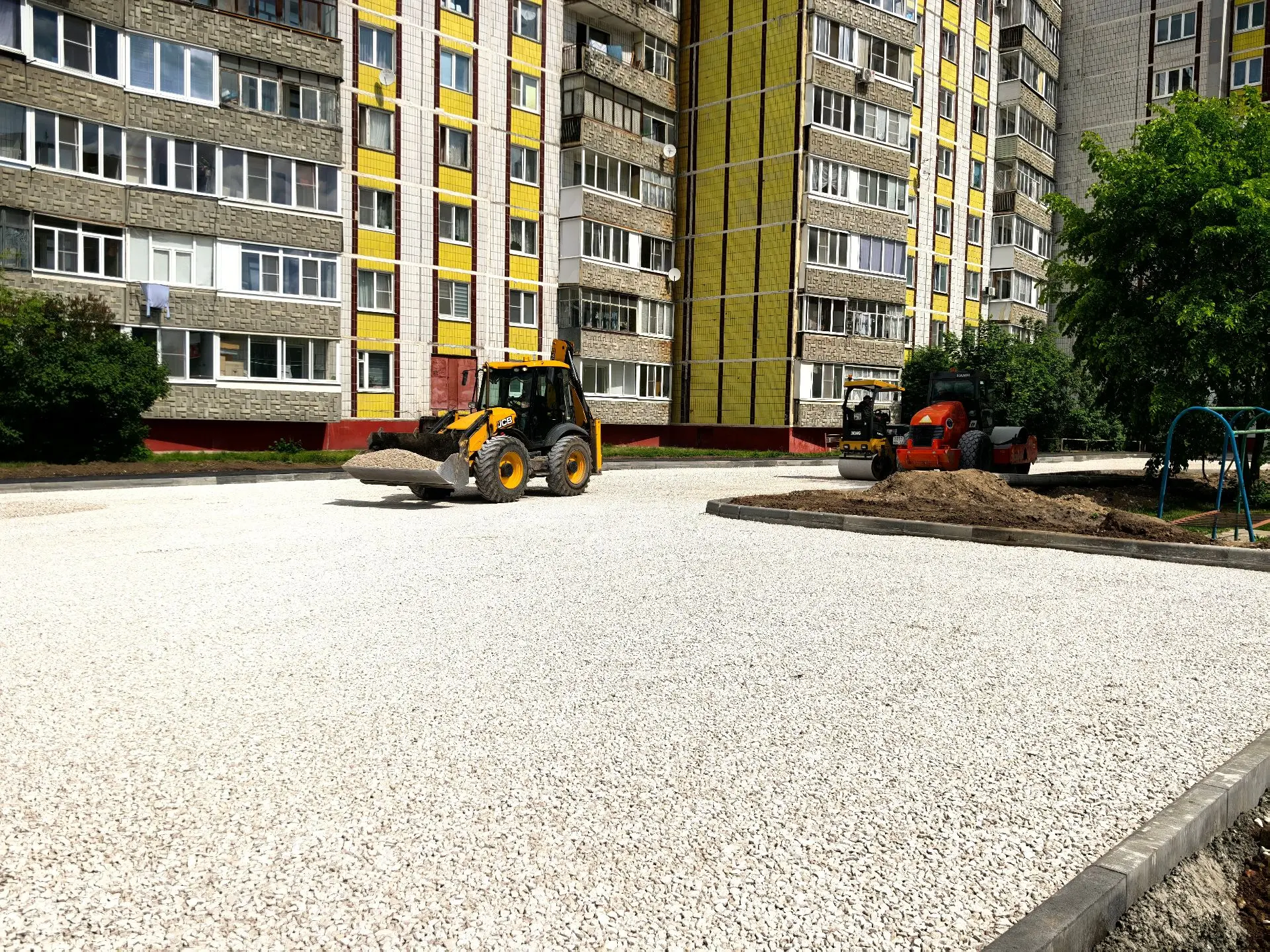 Только в прошлую пятницу был на площадке благоустройства дворов на Грибоедова 7/1, 7/2, а уже многое