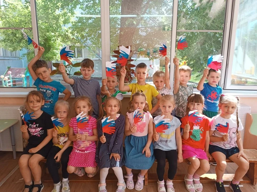 🇷🇺 В старших группах "Василёк", "Вишенка" и "Улыбка" дети готовят праздничную аппликацию, посвящён