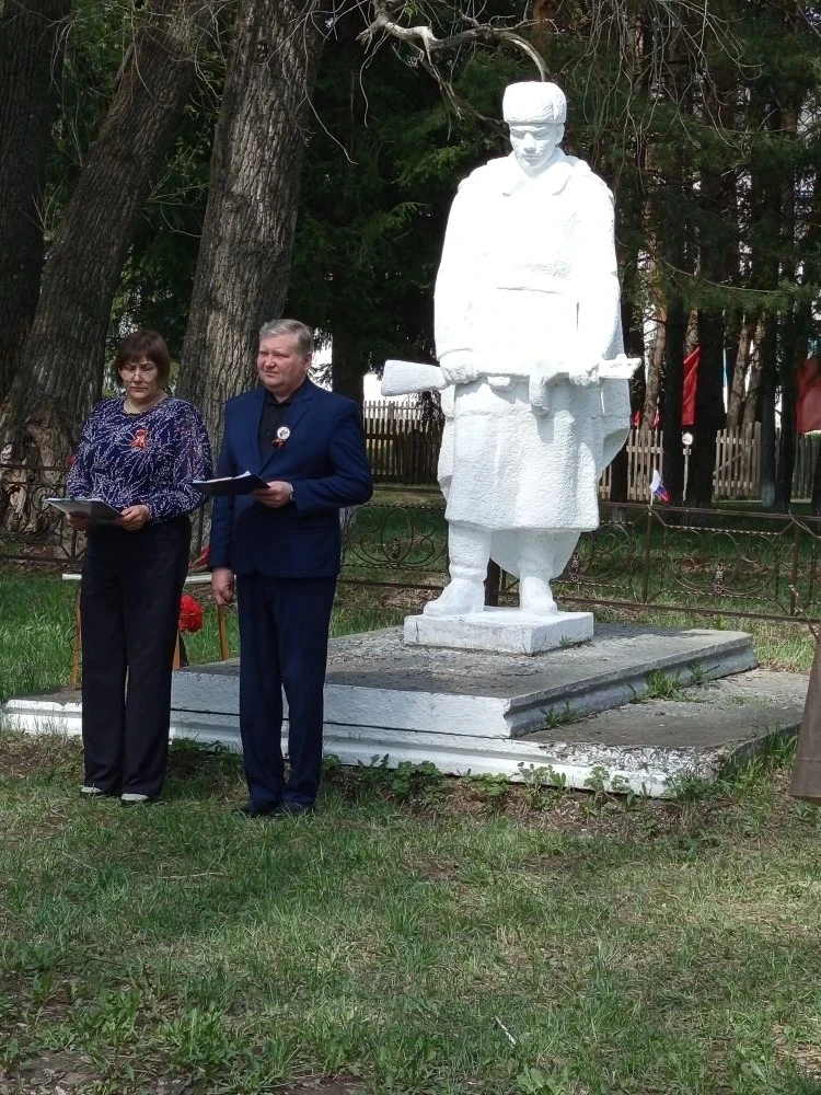 8 мая 2026 года около памятника Солдату состоялось открытие мемориальных досок бывшим выпускникам на
