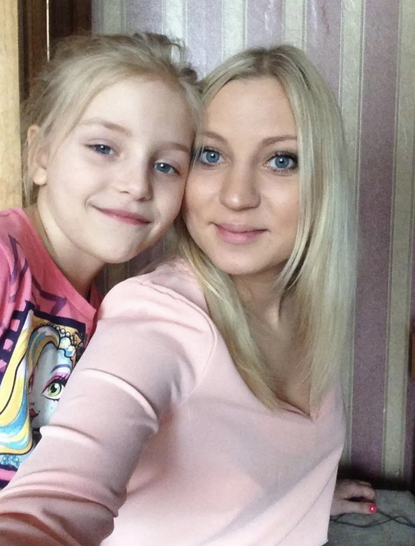 Какие классные фото нашла 😍

Узнали кто где ? 😀