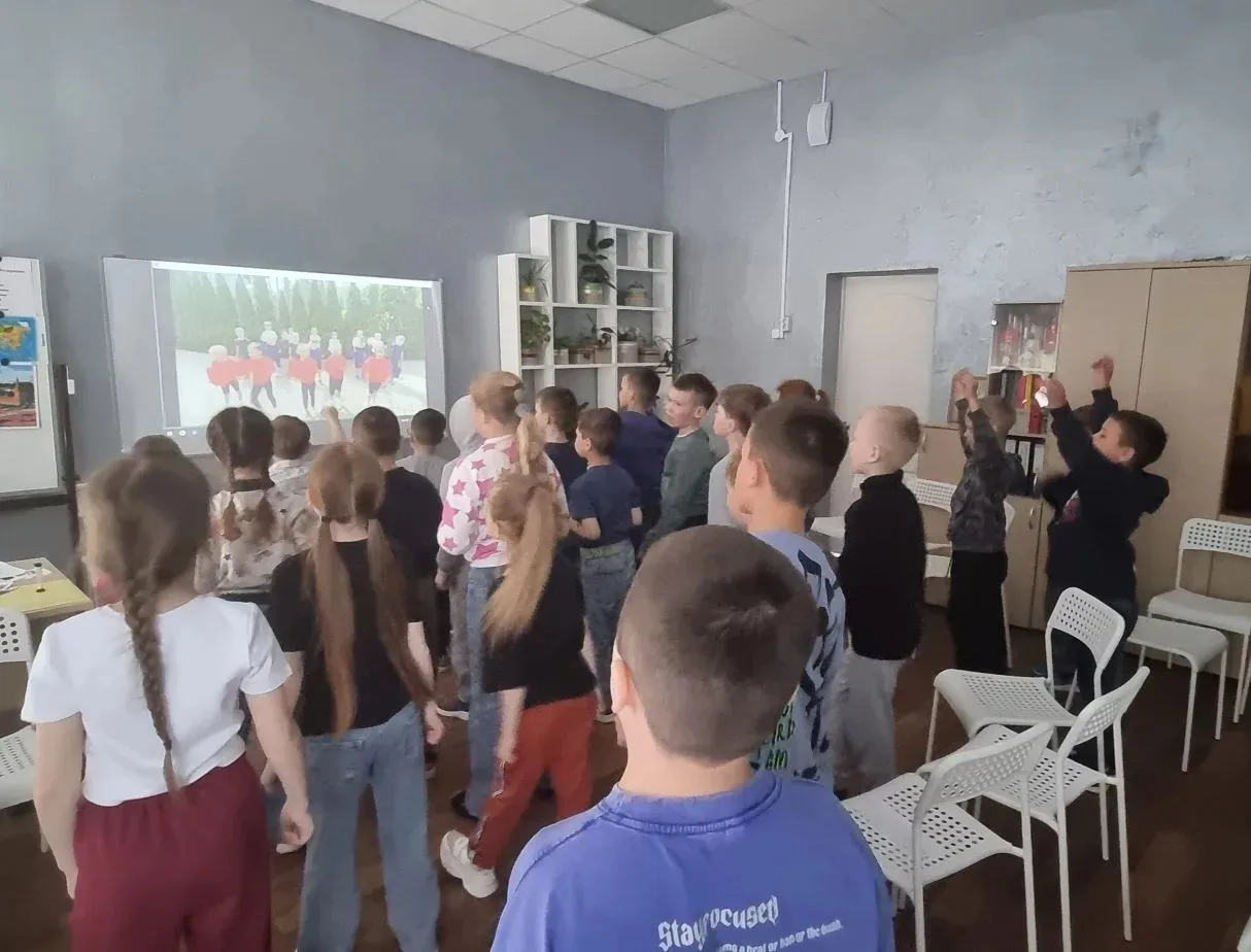 Второй день нашего лагеря начался с зарядки на свежем воздухе и прошел под девизом «Давайте знакомит