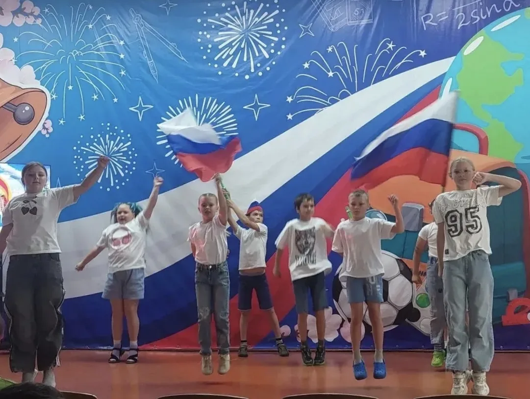 Делимся интересными кадрами от наших коллег о том, как отмечают День России в разных городах и район