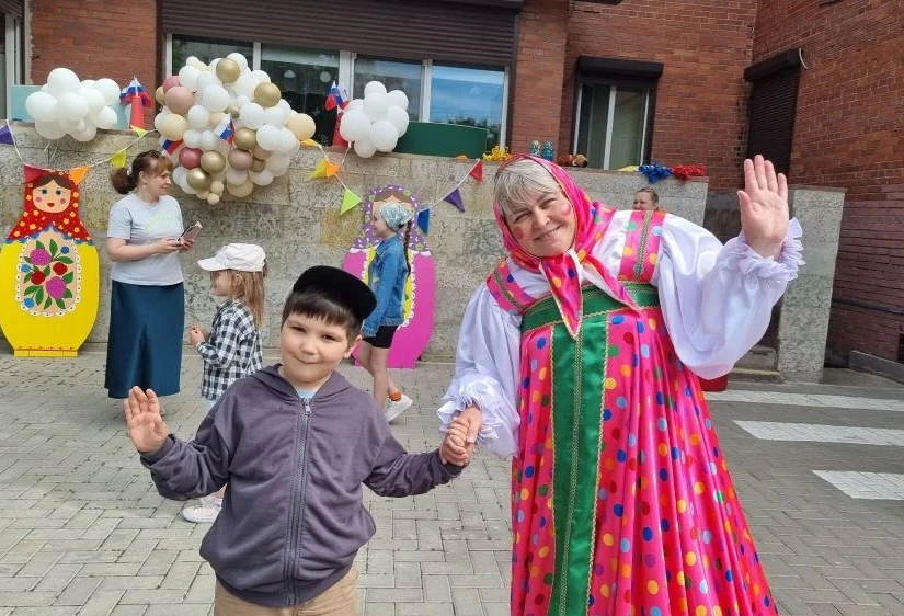 🇷🇺 С Днём России! 🇷🇺

Сегодня в нашем детском саду прошёл большой и весёлый праздник, посвящённы