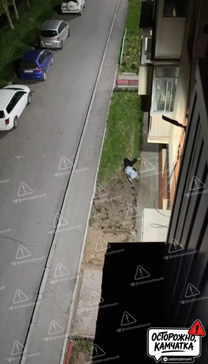 🔞  Осторожно, выпал из окна

#намприлетело 
«На Горького ночью человек выпал. После его падения из 