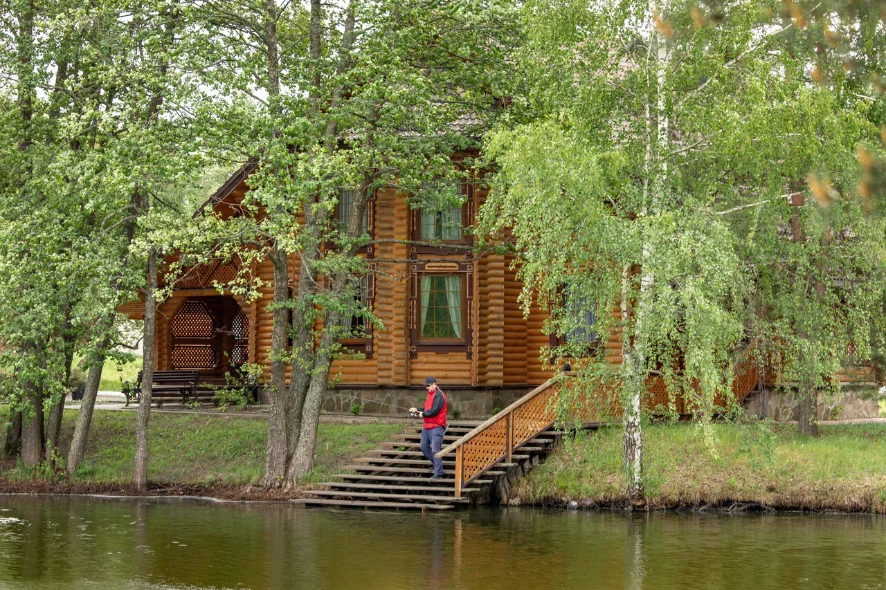 Приватные домики у воды, баня, рыбалка и природа — почему формат загородного комплекса выигрывает у 