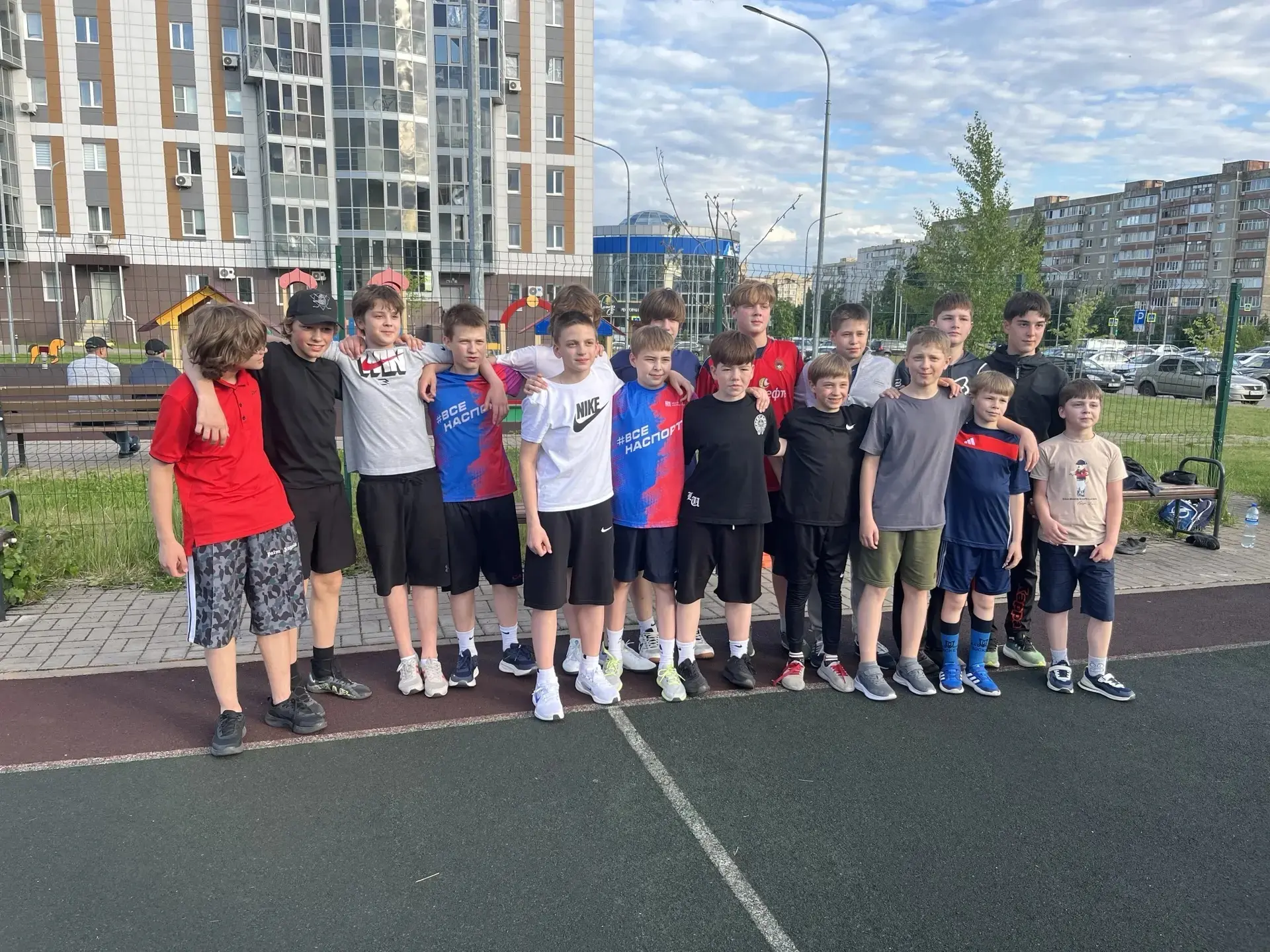 🌤Каникулы — время активного отдыха!⚽
🏃‍♂Мальчишки на спортивной площадке парка «Олимпийский» гоняю