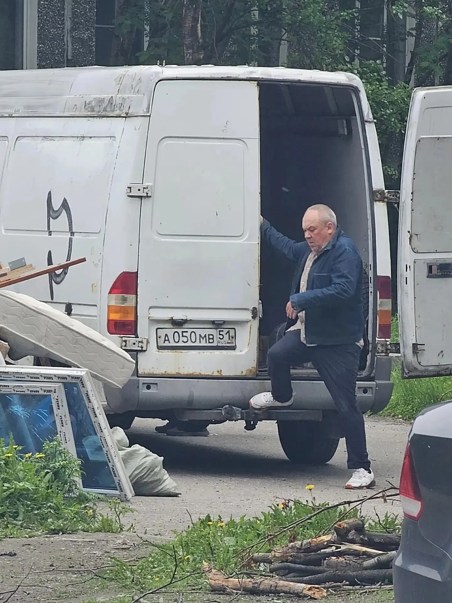 😔С - стыд и позор.

Подогнали микрик и вывалили кучу мусора, в том числе строительного, который сам