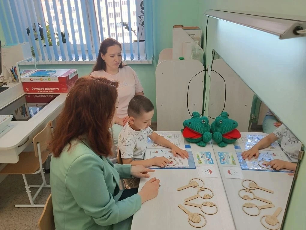 Сегодня в студии "Логоша" учитель-логопед провела открытое занятие для родителей. Такие занятия позв