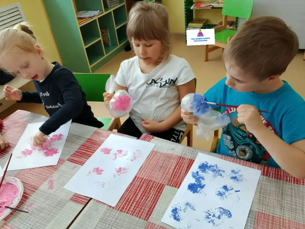 🔔Сегодня, в продолжение «ЦВЕТОЧНОЙ НЕДЕЛИ», дошколята старшей группы рисовали цветы🌸нетрадиционной