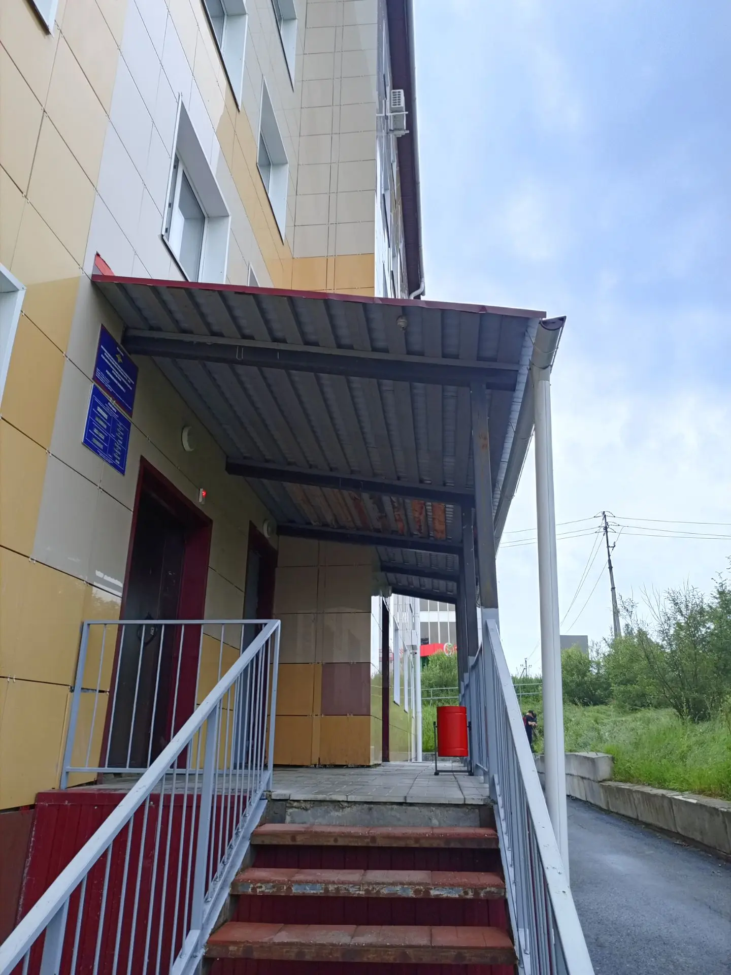 Раимкулова, 2 вход со стороны дороги, осиное гнездо над входом, просим убрать.
