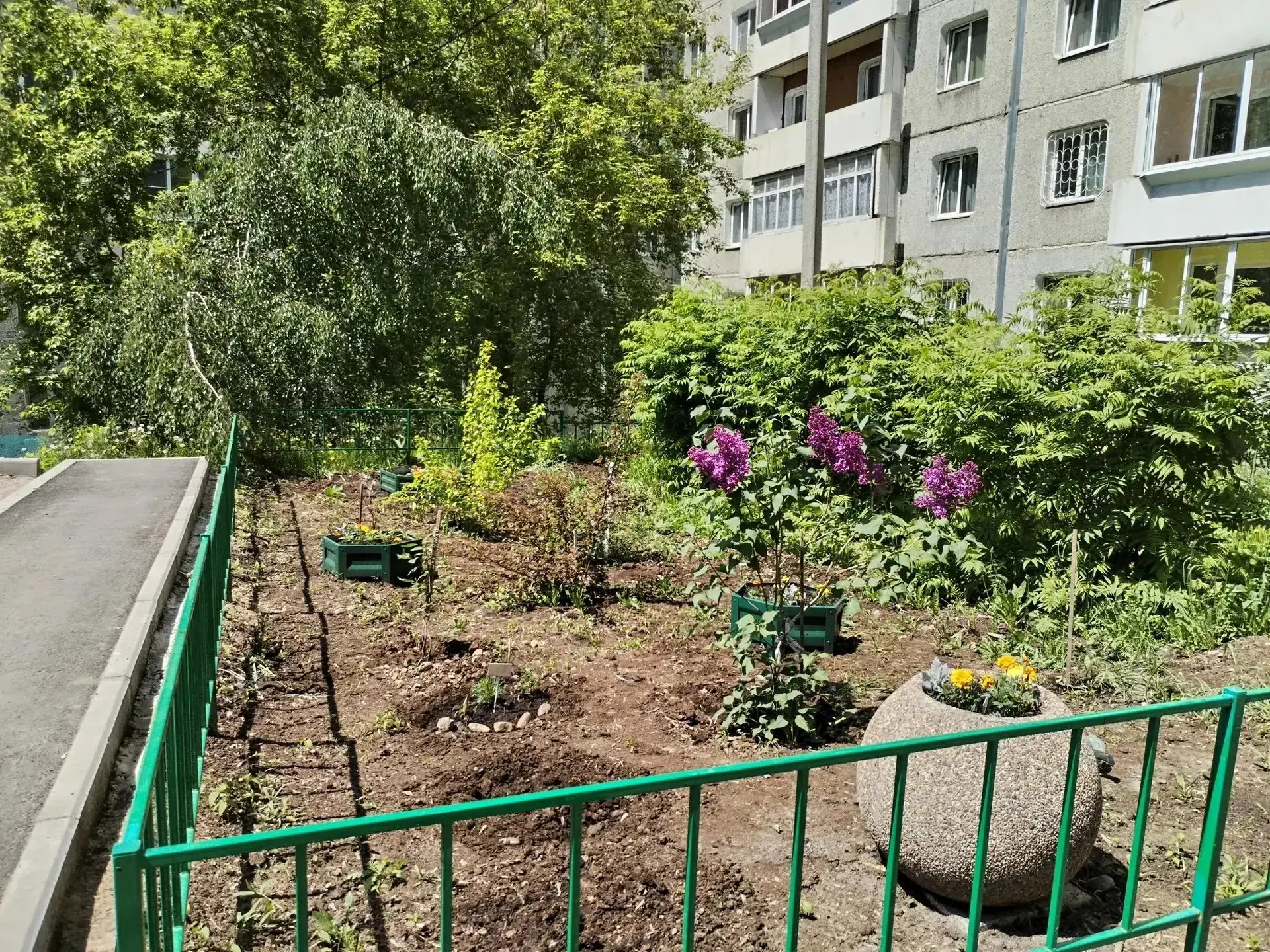 «Зачем вы устроили это кладбище?»

Такую фразу мы услышали от жительницы одного из домов. Каждый год