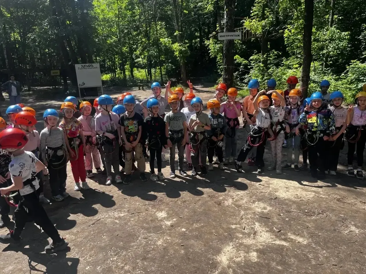 🧗‍♂️ На высоте эмоций: наш пришкольный лагерь покоряет «Скай Парк»!

Лето — это время активного отд