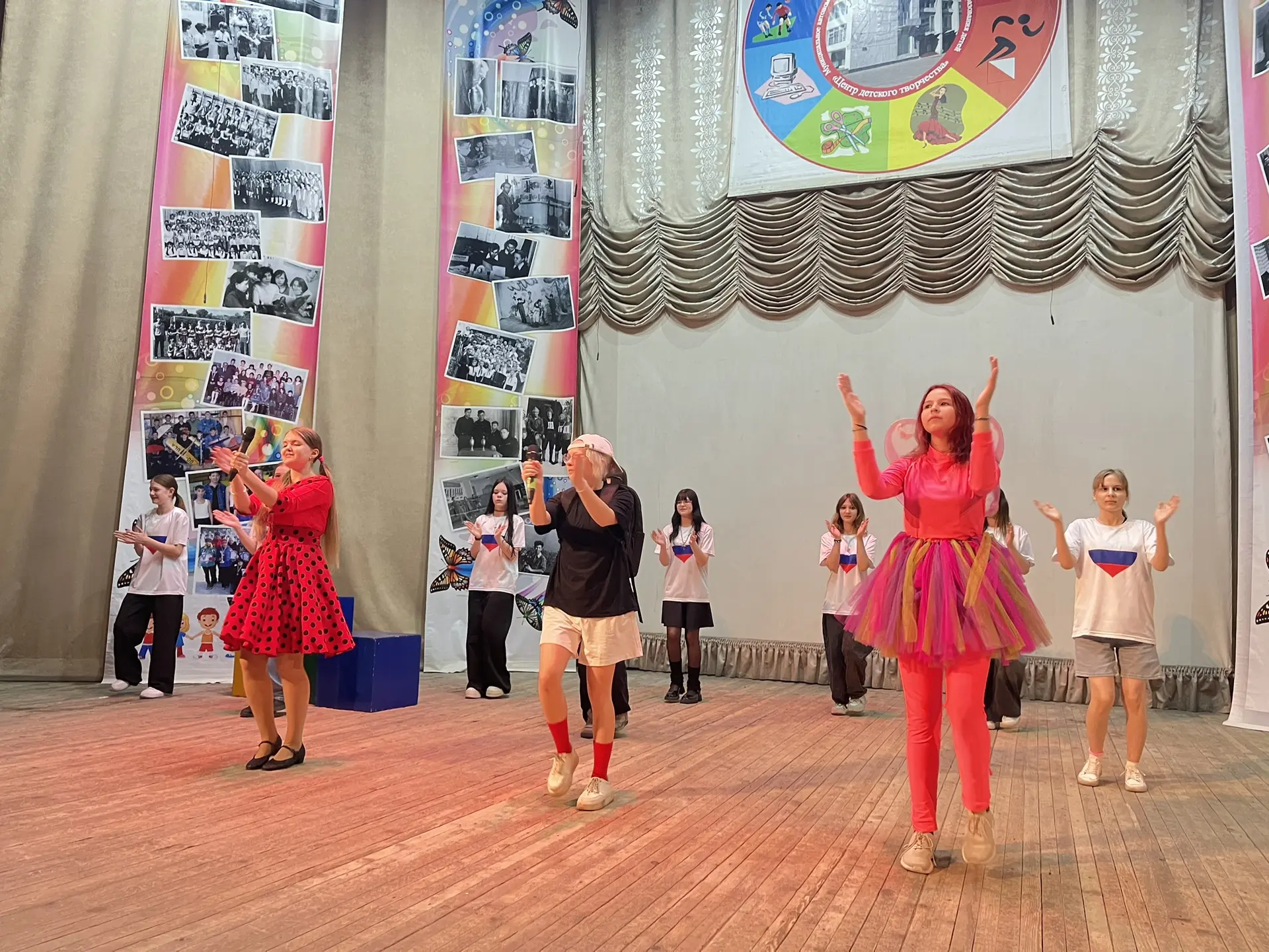 ✨ Сегодня в лагере  с дневным пребыванием было искренне и трогательно!
На сцене состоялось яркое теа
