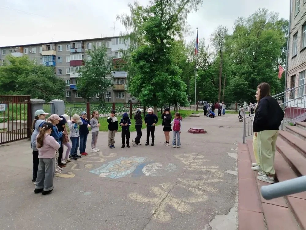Даже если за окном не светит солнце, в нашем лагере каждый день находит место для подвижных игр на с