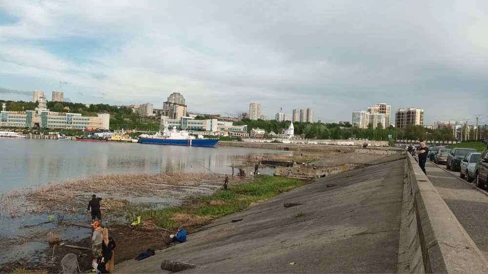 Снова речной порт, где 5 рыбаков на 1 квадратный метр .. вышел покататься на велосипеде по московско