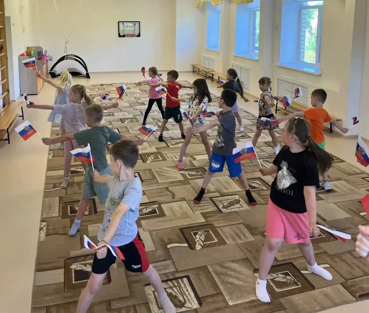 🇷🇺 Начинаем утро с любви к Родине! Праздничная зарядка "Почемучек" и "Любознаек"

Сегодня наше утр
