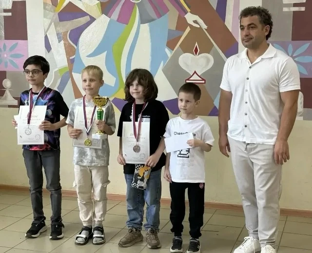 В городе Нижнем Новгороде на базе СШ № 15 прошло Первенство Нижегородской области по шахматам. Гимна