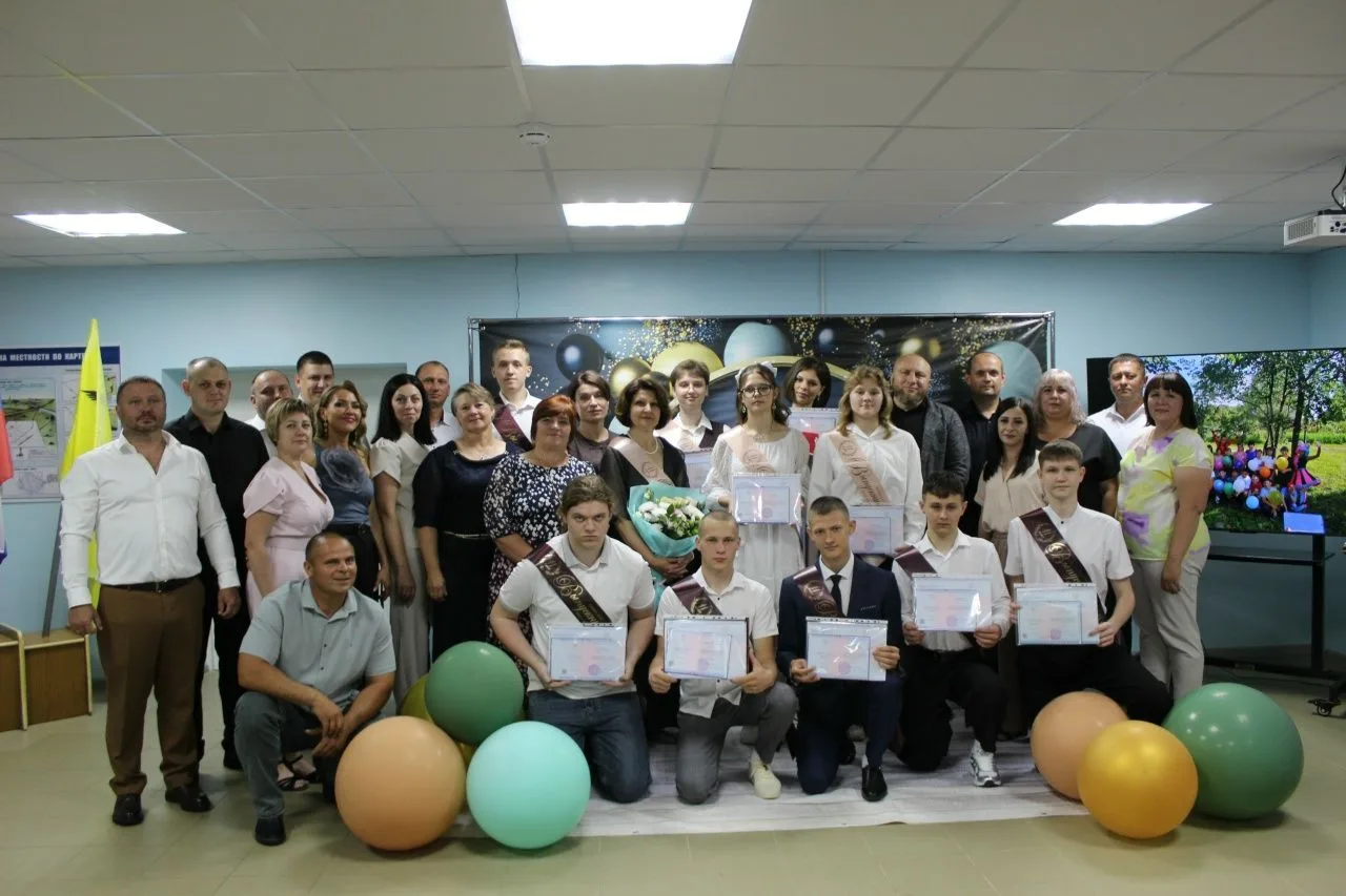 В школе прошла торжественная церемония вручения аттестатов выпускникам 11‑го класса.

Мероприятие по