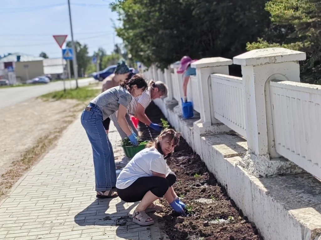 🌷Наше село расцветает: день добрых дел и красоты!

Сегодня наше село стало еще краше! Сотрудники ад