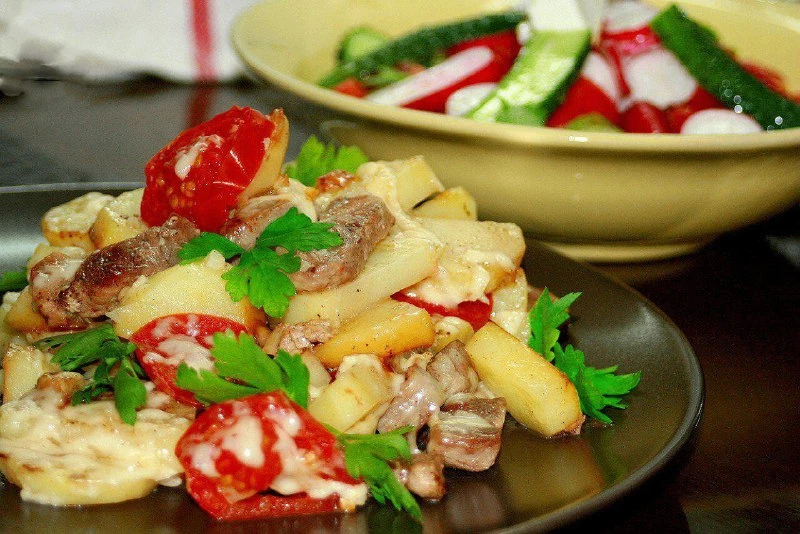 🍀Картофель "по-французски" на сковороде.

♨️Ингредиенты:
- свинина
- картофель
- лук и чеснок
- сол