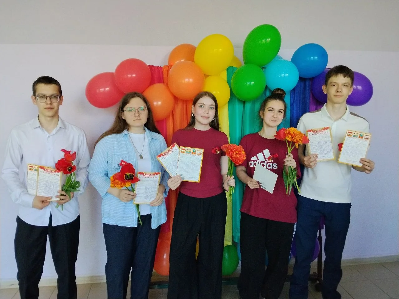 РАДУЖНАЯ НЕДЕЛЯ началась. Пятиклассники поздравили выпускников, повесили им колокольчики, вручили шу
