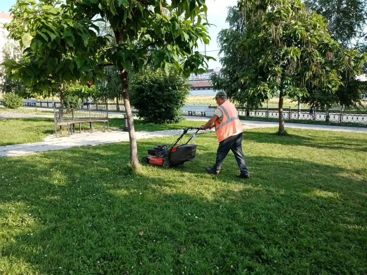 🌿Уборка города

Коммунальные службы осуществляют уборку дорог и тротуаров, мойку и ремонт остановоч