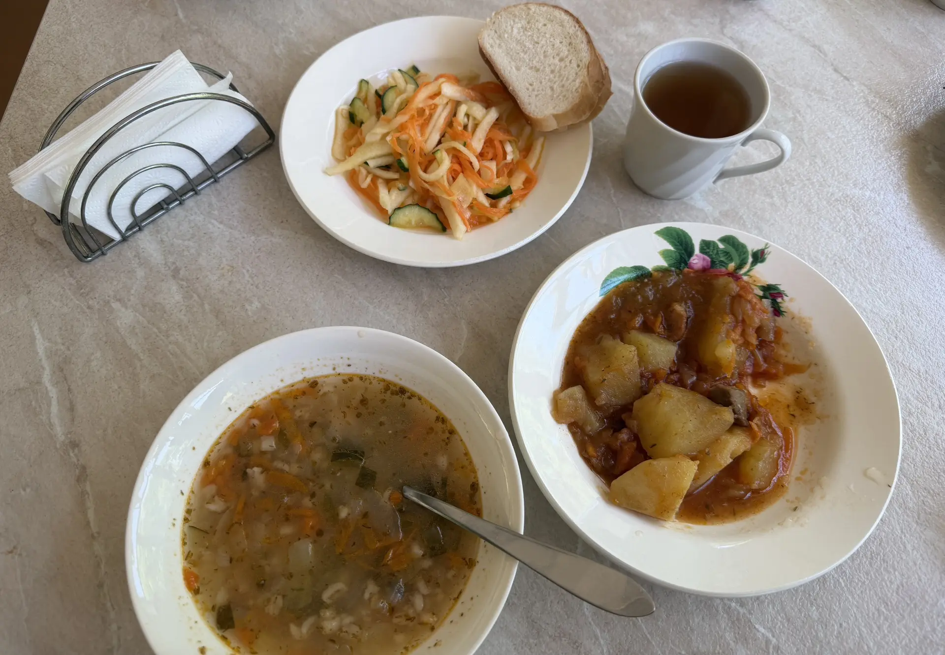 🍽️ Время обеда в лагере «Лучик»! 🧡
После активного, насыщенного и интересного дня ребята отправили