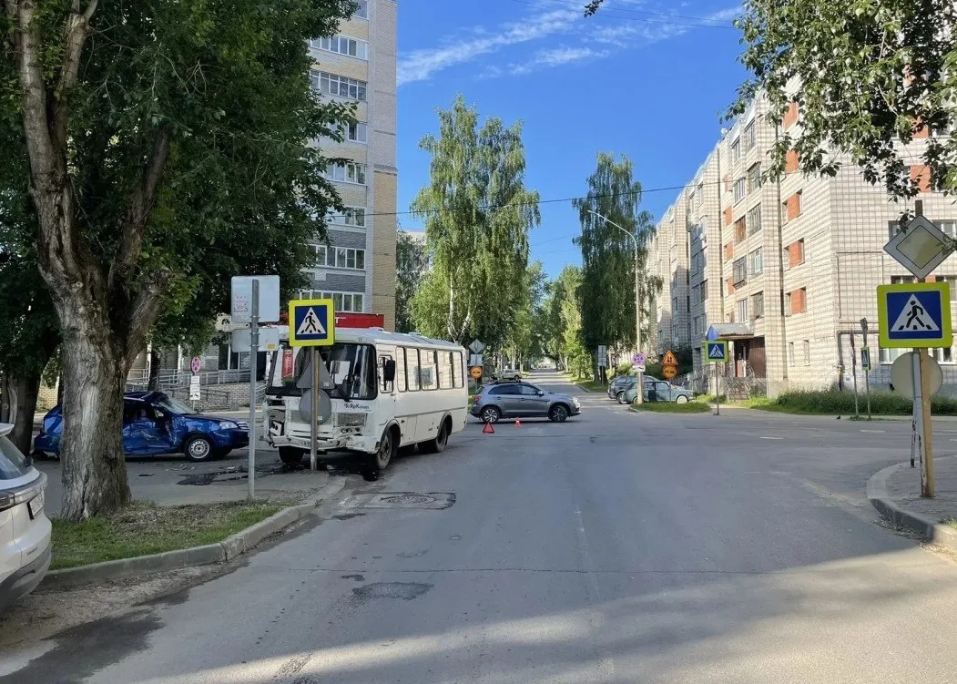 В Сыктывкаре утром 11 июня произошло ДТП с автобусом

В 06:12 на нерегулируемом перекрёстке улиц Лен