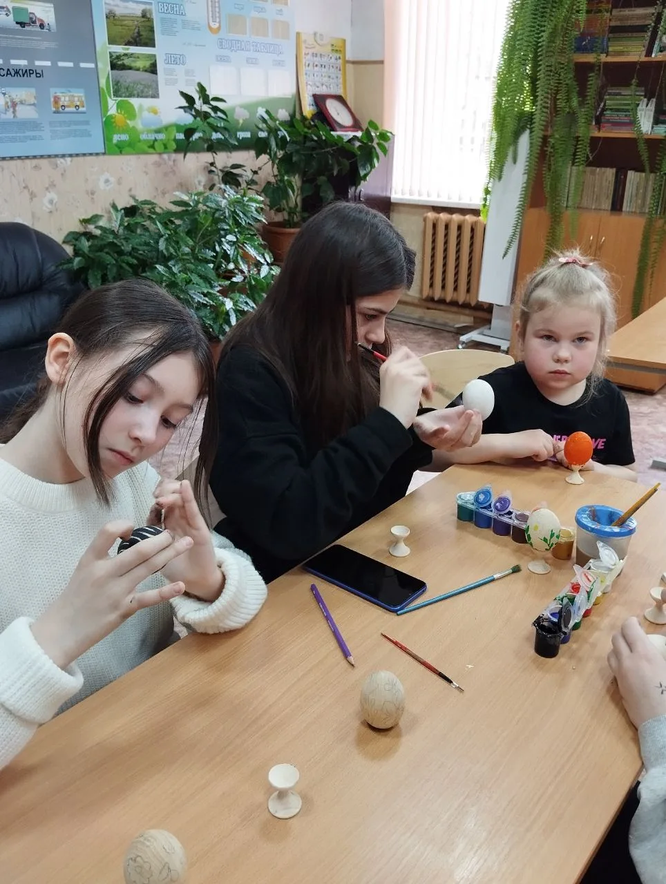 На этой недели прошёл мастер-класс по росписи пасхальных яиц «Пасхальное яйцо».
Многие люди с детств