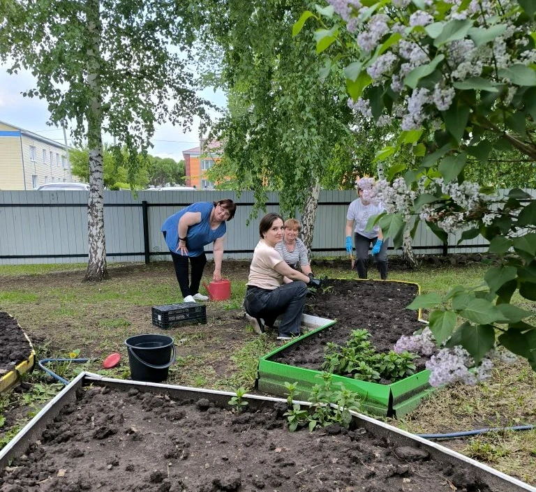 💥 В Доме детского творчества продолжаются работы по благоустройству территории. 🌱 
🌸 Посадка цвет
