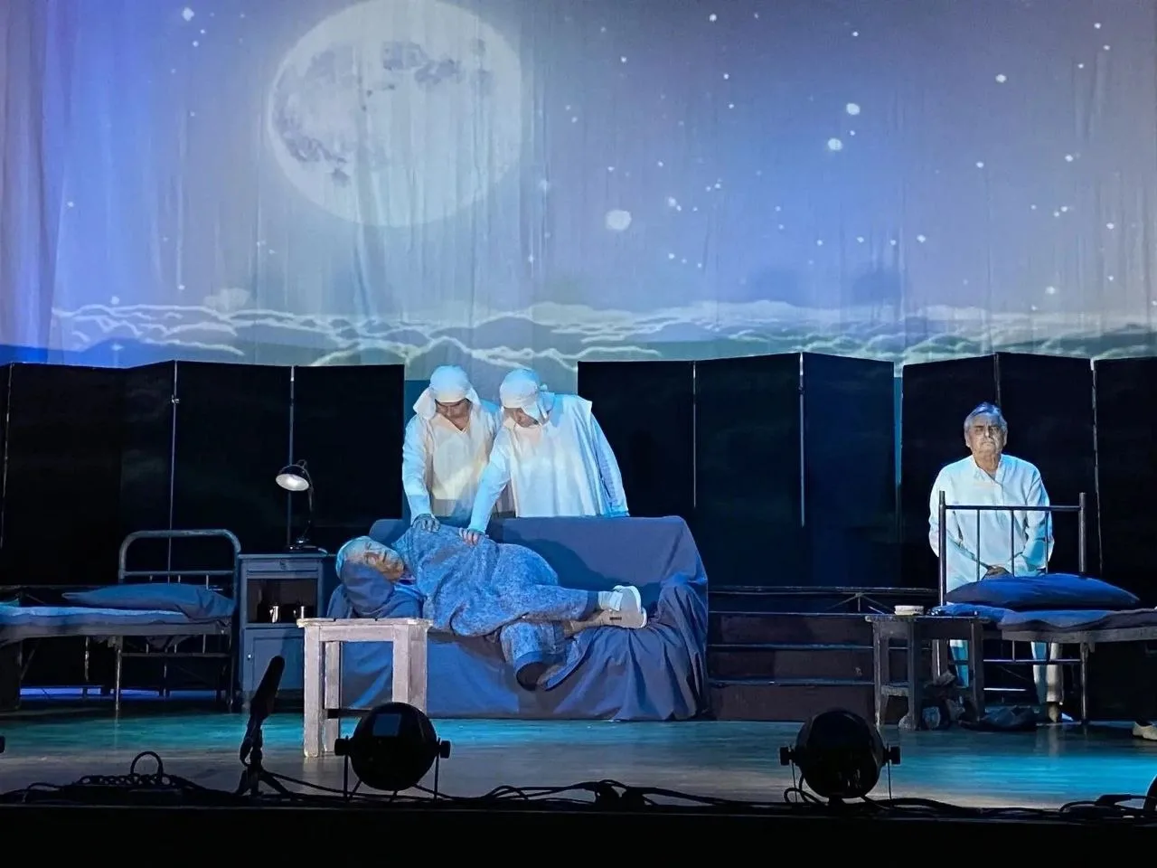 🎭 На сцене Антрацитовского городского дворца культуры им. В. И. Ленина прошёл показ спектакля «Стра