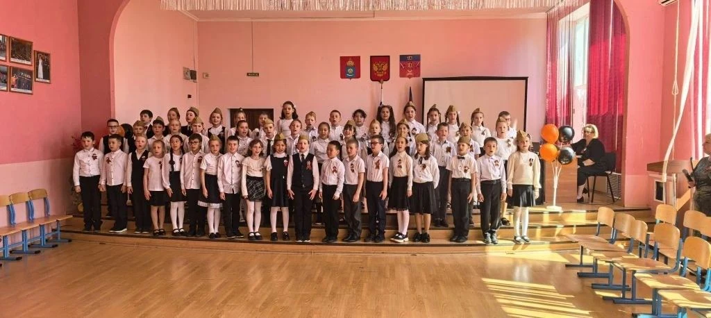 Накануне Дня Победы учащиеся начальной школы выступили с литературно-музыкальной композицией "Велико