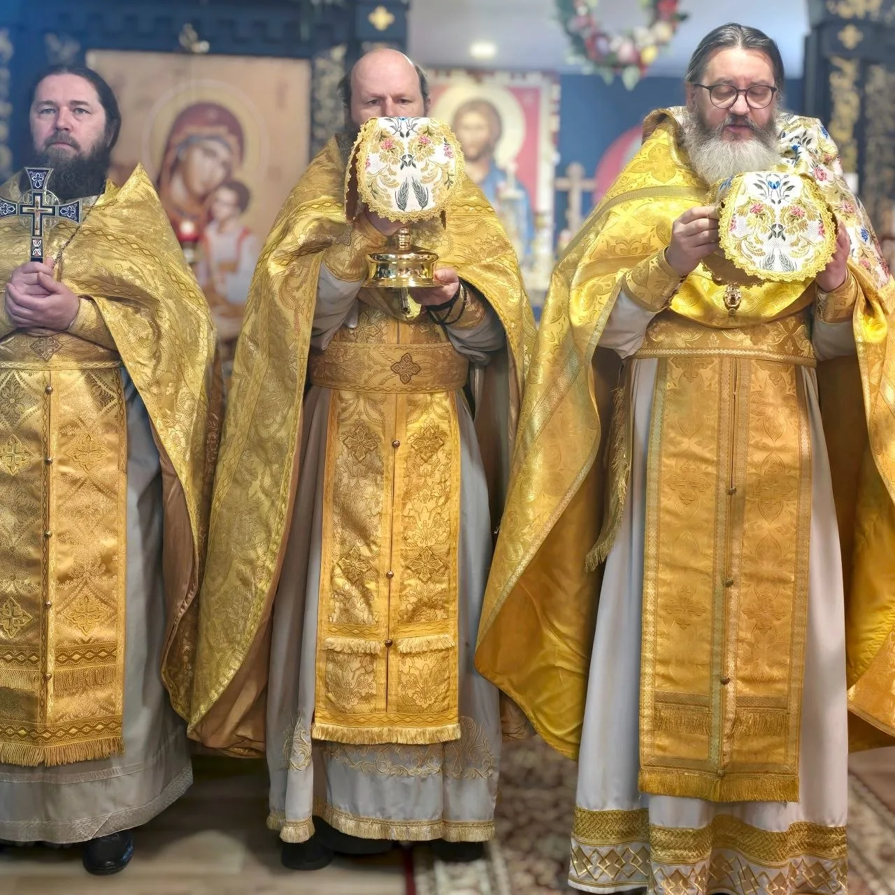 Божественная литургия в Неделю 1-ю по Пятидесятнице, память всех святых.
По окончании литургии духов