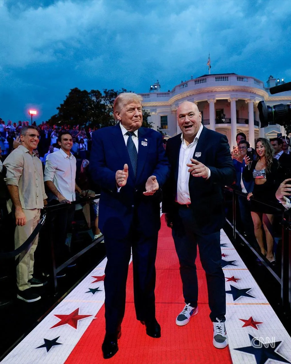 🥊 Смотрю фотки турнира UFC на лужайке Белого дома...

Во-первых, Трамп в очередной раз показывает, 